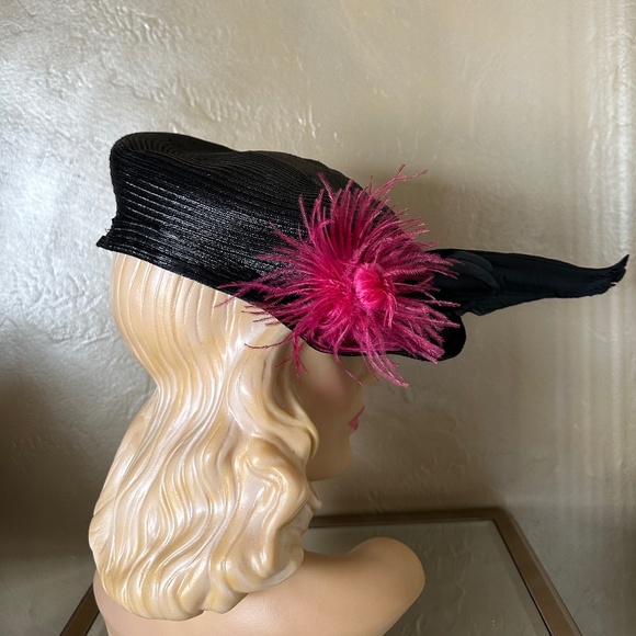 FABULOUS 1940\'s BLACK STRAW HAT WITH BLACK FEATHER WING + FEATHER PUFF